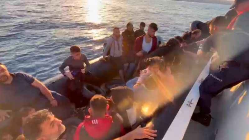  Kuşadası açıklarında 35 düzensiz göçmen yakalandı
