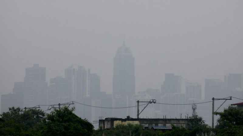 Filipinler’de yanardağın püskürttüğü duman şehirleri kapladı