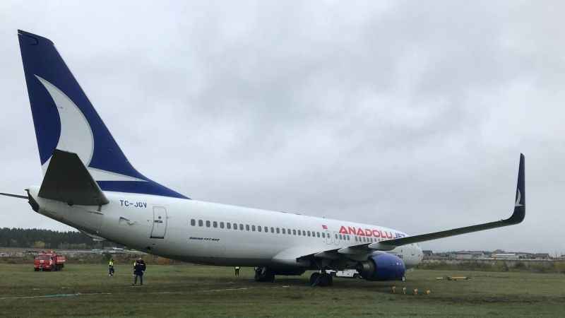 Anadolujet uçağı toprak zemine saplandı