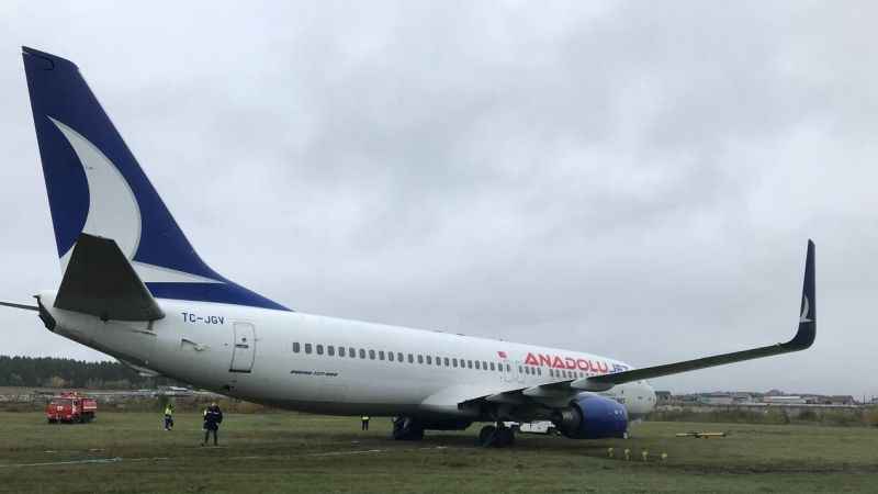 Anadolujet uçağı toprak zemine saplandı