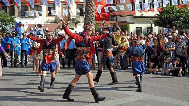 Çeşme Festivali'nden renkli görüntüler