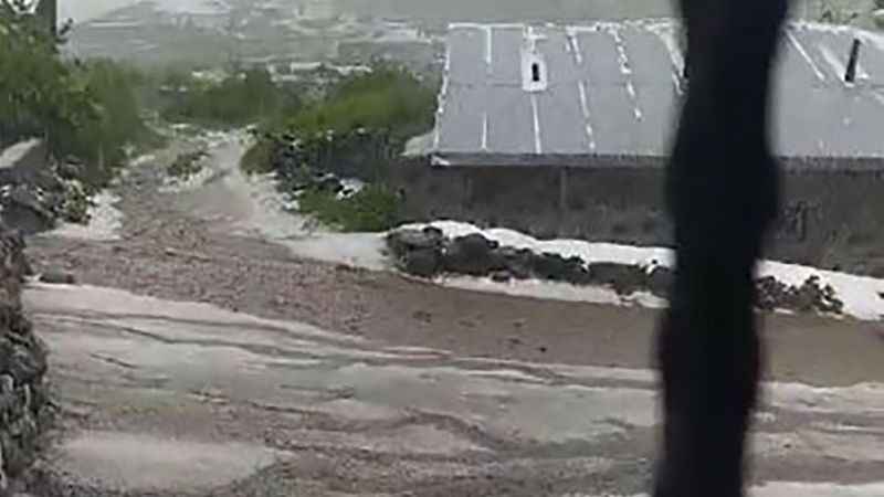 Dolu yağışı sonrası köy beyaza büründü