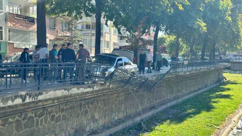 Kastamonu’da virajı alamayan otomobil, dere kenarında korkuluklarda asılı kaldı