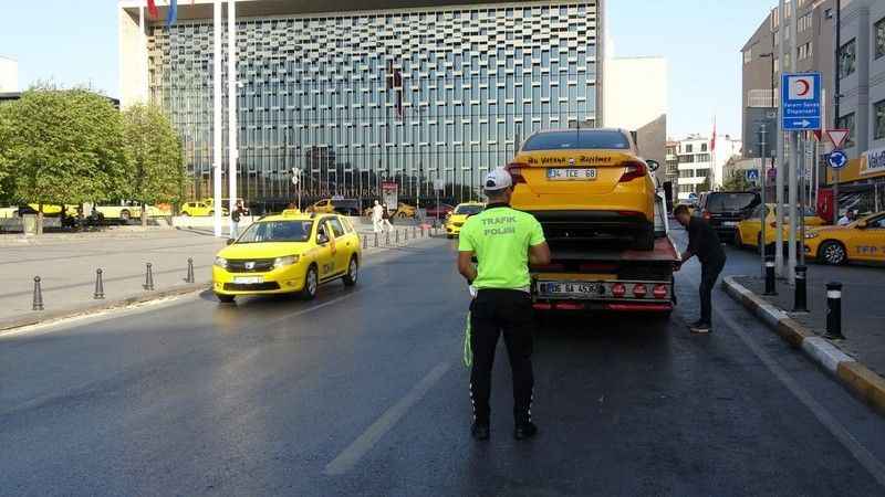 Taksimetreyi açmayan taksici turistten 3 bin 500 lira para istedi