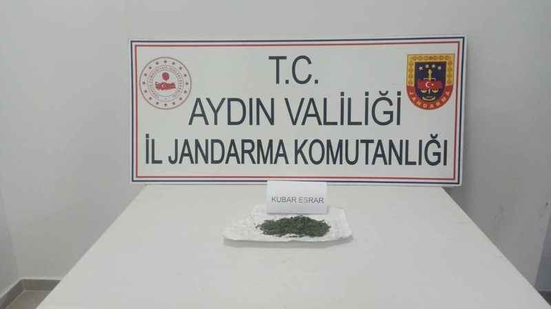 At arabasında uyuşturucu ele geçirildi