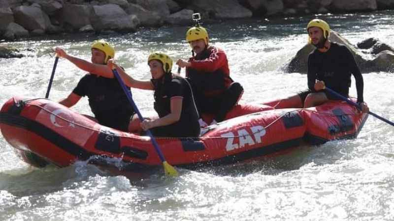 Çukurca’da rafting heyecanı devam ediyor