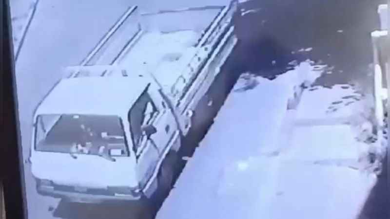 İstanbul’da kamyonet dehşeti kamerada: Ortalığı savaş alanına çevirdi