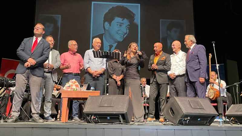 Sanat Güneşi, şarkılarıyla anıldı