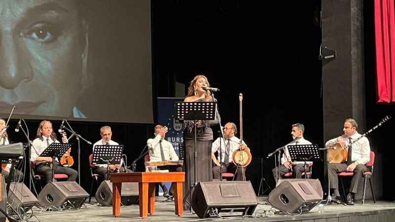 Sanat Güneşi, şarkılarıyla anıldı