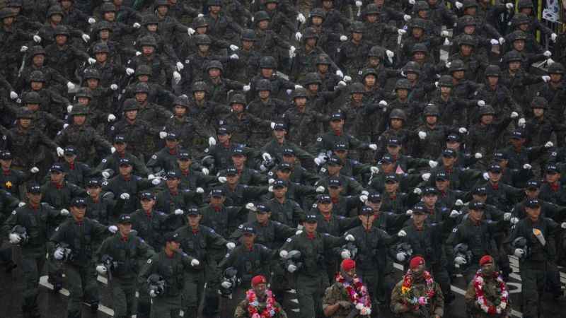 Güney Kore'den gövde gösterisi: 10 yıl sonra ilk askeri geçit töreni