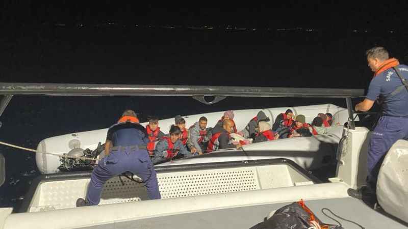 Sahil Güvenlik uçağının tespit ettiği 18 düzensiz göçmen Ayvalık açıklarında yakalandı