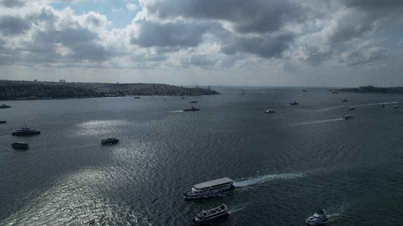 Preveze Deniz Zaferi’nin 485’inci yıldönümünde 15 savaş gemisi Boğaz'dan geçti