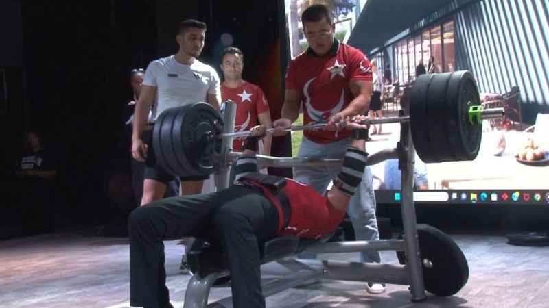 80 yaşındaki İngiliz eski asker 150 kilo kaldırarak şov yaptı