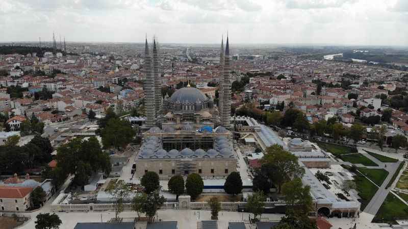 Selimiye’nin minarelerindeki çiniler monte ediliyor