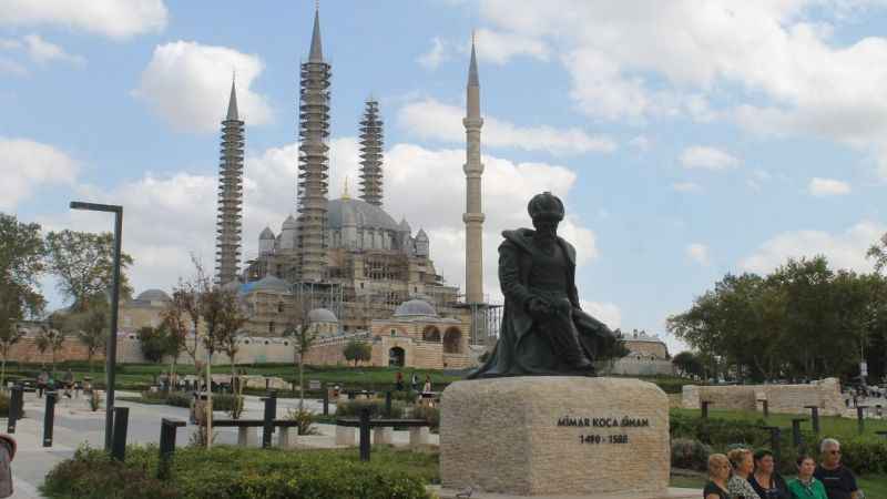 Selimiye’nin minarelerindeki çiniler monte ediliyor