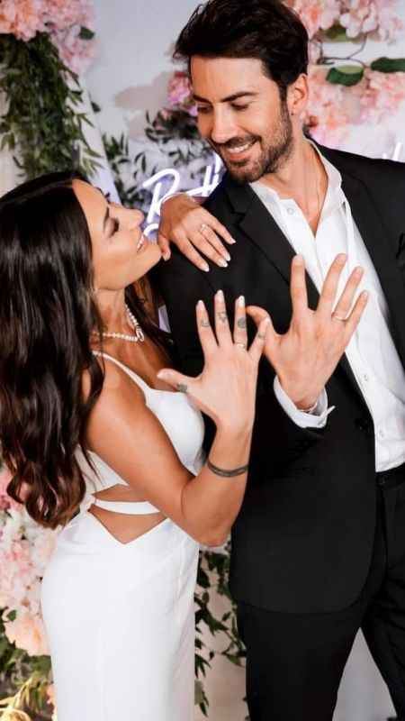 Ünlü şarkıcı Melek Mosso, manken sevgilisiyle nişanlandı