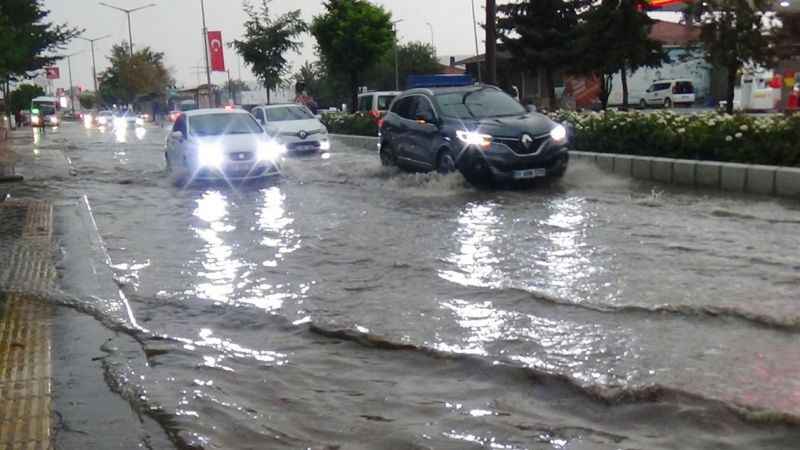 Bozüyük’te gök gürültülü sağanak yağış hayatı olumsuz etkiledi