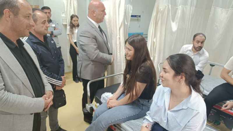 Van'da öğretmenleri taşıyan minibüs kaza yaptı: 12 yaralı