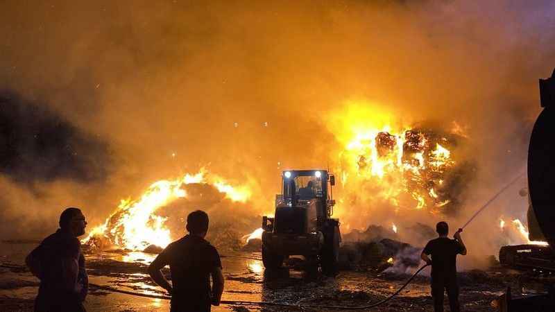 Balıkesir'de Gönen OSB'de çıkan yangında alevler geceyi aydınlattı