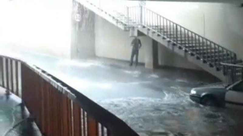 Pendik'te yollar göle döndü, alt geçitleri su bastı