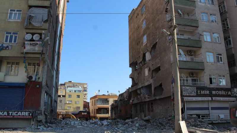 Diyarbakır'da depremde yıkılan apartmanla ilgili 2 müttehit ve arsa sahibi hakkında dava açıldı