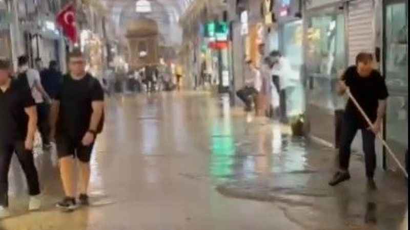 Tarihi Kapalıçarşı’yı su bastı, esnaf zor anlar yaşadı