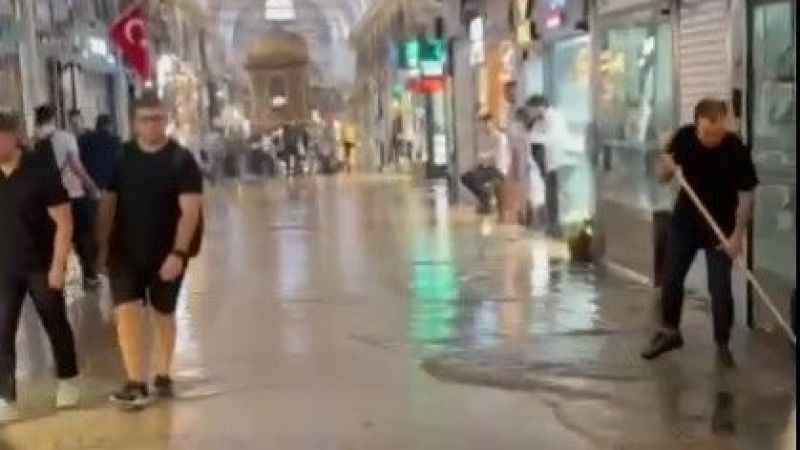 Tarihi Kapalıçarşı’yı su bastı, esnaf zor anlar yaşadı