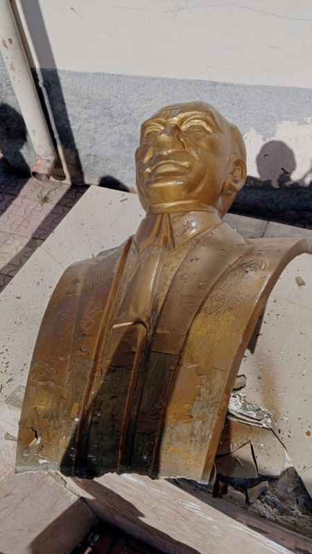 Atatürk büstüne zarar veren 2 şahıs tutuklandı