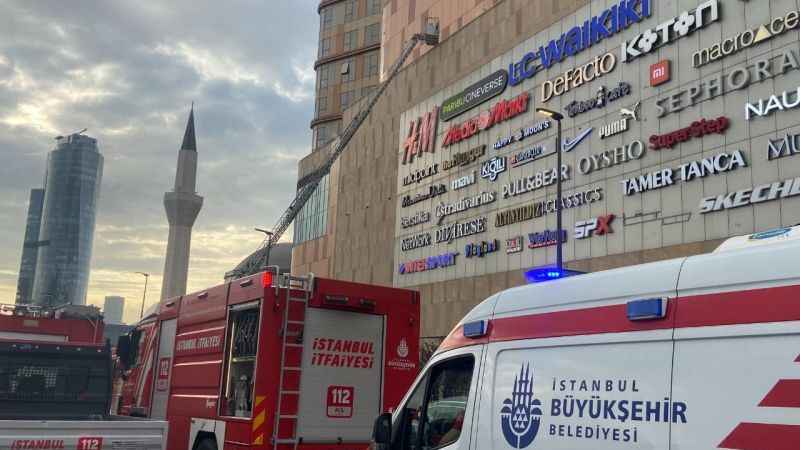 Maltepe'de AVM'de çıkan yangın paniğe neden oldu