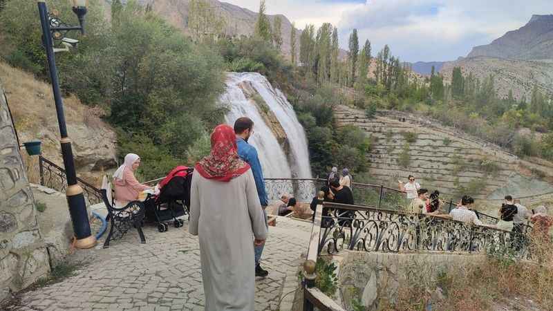 Tortum Şelalesi sonbaharın büyüsüne kapıldı