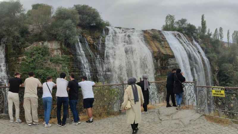 Tortum Şelalesi sonbaharın büyüsüne kapıldı