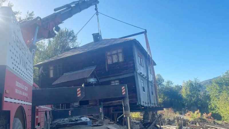 Heyelan tehlikesi bulunan baba evini yıkmaya kıyamayıp, vinçle taşıttılar