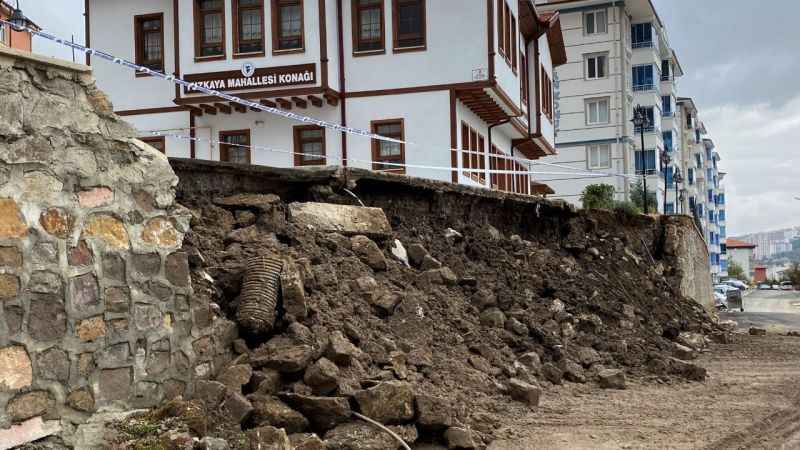 Yozgat'ta şiddetli yağış nedeniyle istinat duvarı çöktü