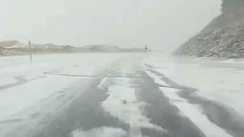 Ardahan’da dolu yağışı yolları beyaza bürüdü