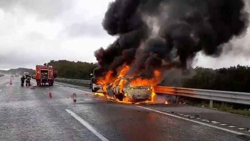 Kuzey Marmara Otoyolu'nda iki otomobil alev topuna döndü: 4 yaralı