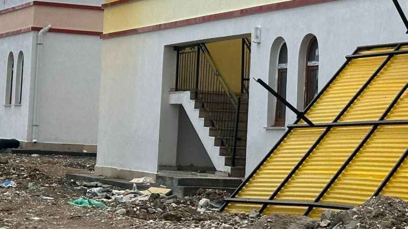 Amasya Samsat’ta fırtına ağaçları devirip çatıları uçurdu