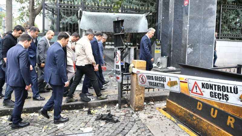 Ankara Valisi Şahin, terör saldırısının meydana geldiği olay yerinde incelemelerde bulundu