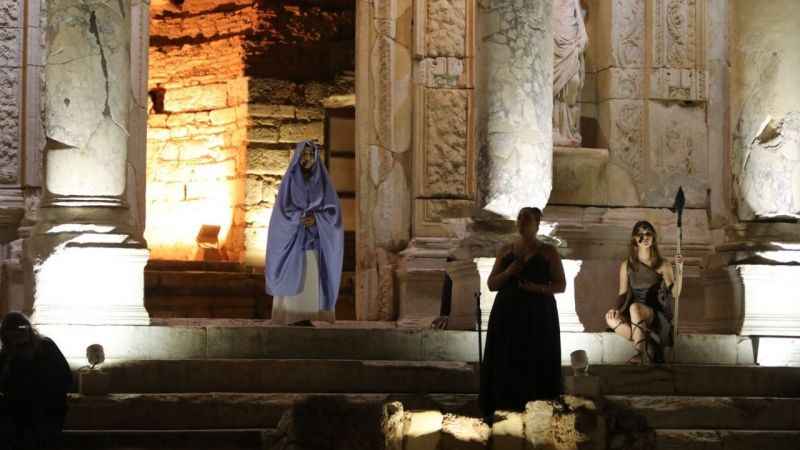 İz bırakan kadınlar tarihi kentte sahne aldı