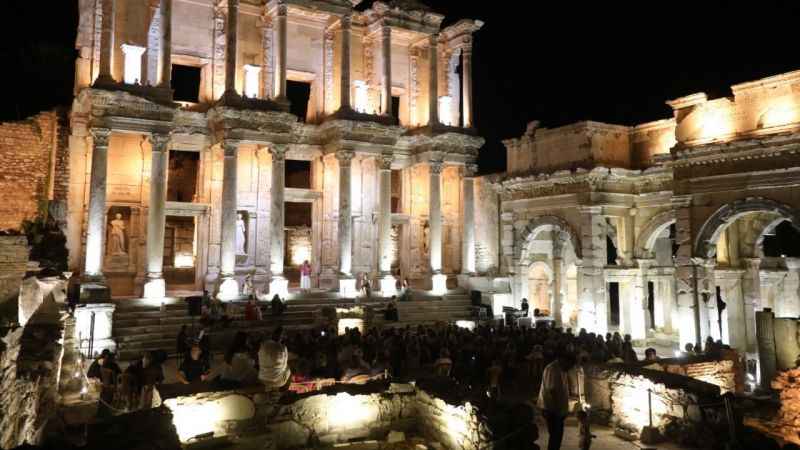 İz bırakan kadınlar tarihi kentte sahne aldı