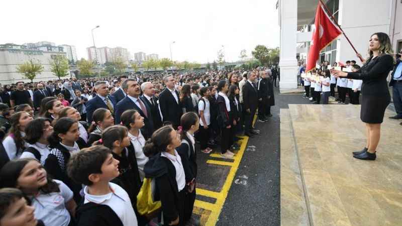 Bakan Tekin, İstanbul’da bir okulda bayrak törenine katıldı