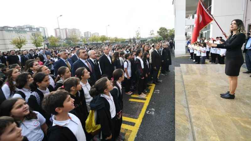 Bakan Tekin, İstanbul’da bir okulda bayrak törenine katıldı