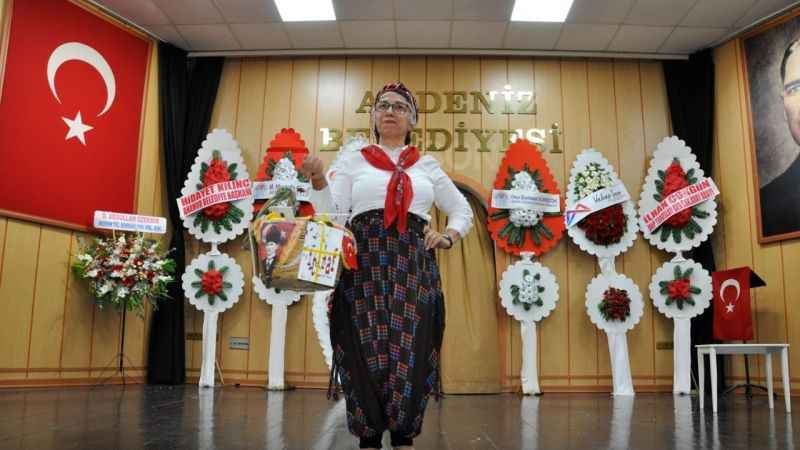 Mersin'de 'Edebiyat Defilesi' ilgi gördü