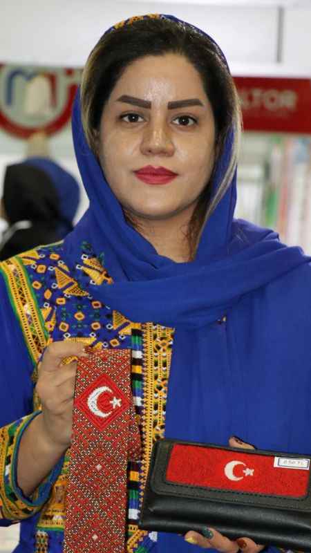 İranlı kadın Türk bayrağını kravat ve cüzdanlara işledi