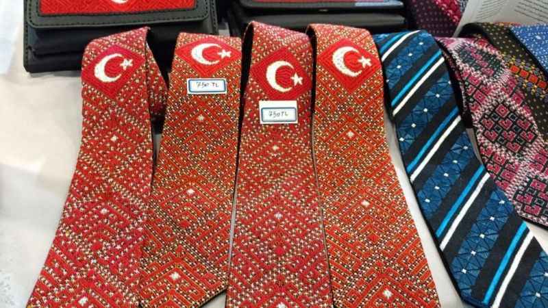 İranlı kadın Türk bayrağını kravat ve cüzdanlara işledi