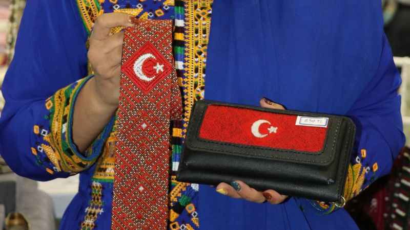 İranlı kadın Türk bayrağını kravat ve cüzdanlara işledi