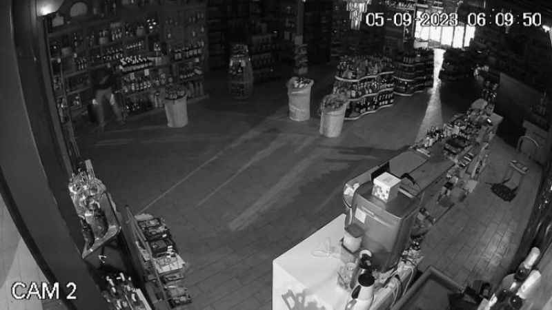 İstanbul’da 280 bin liralık tekel soygunu kamerada: Dakikalar içinde dükkanı boşalttılar