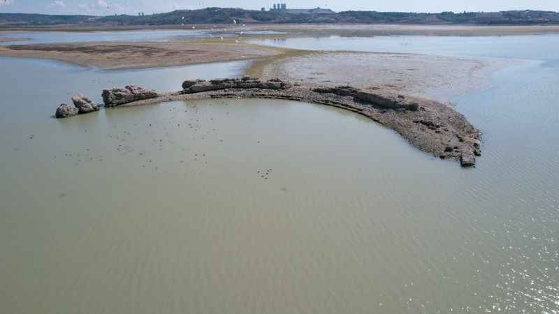Suların çekilmesiyle ortaya çıkan antik kente defineciler dadandı