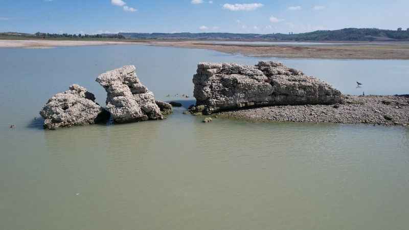 Suların çekilmesiyle ortaya çıkan antik kente defineciler dadandı