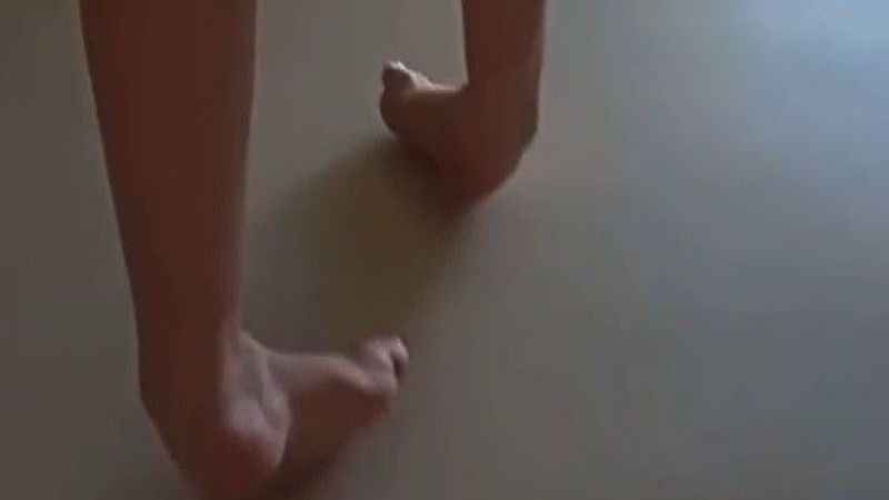 Kesilmesini istediği ayaklarıyla yürümeyi başardı