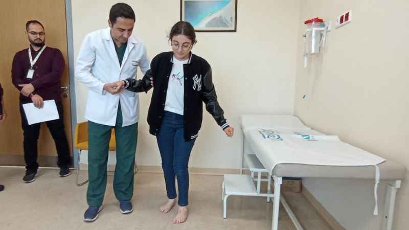 Kesilmesini istediği ayaklarıyla yürümeyi başardı